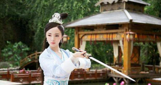 胡冰卿扮演的伽罗小巧玲珑，舞剑姿势也很优美。