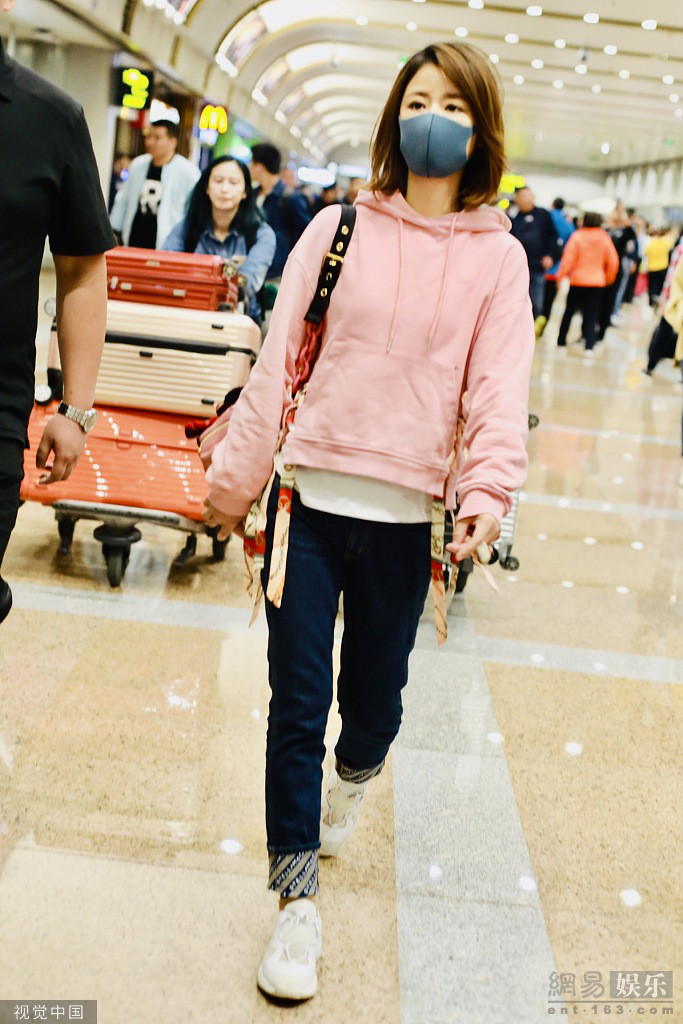 43岁林心如穿粉色卫衣扮嫩清纯依旧