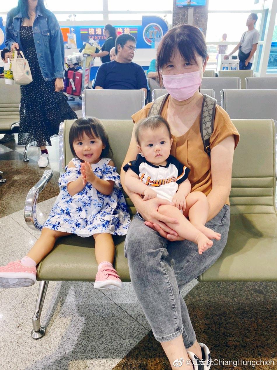 江宏杰带俩孩子出游儿子超软萌 网友发问"福原爱呢"