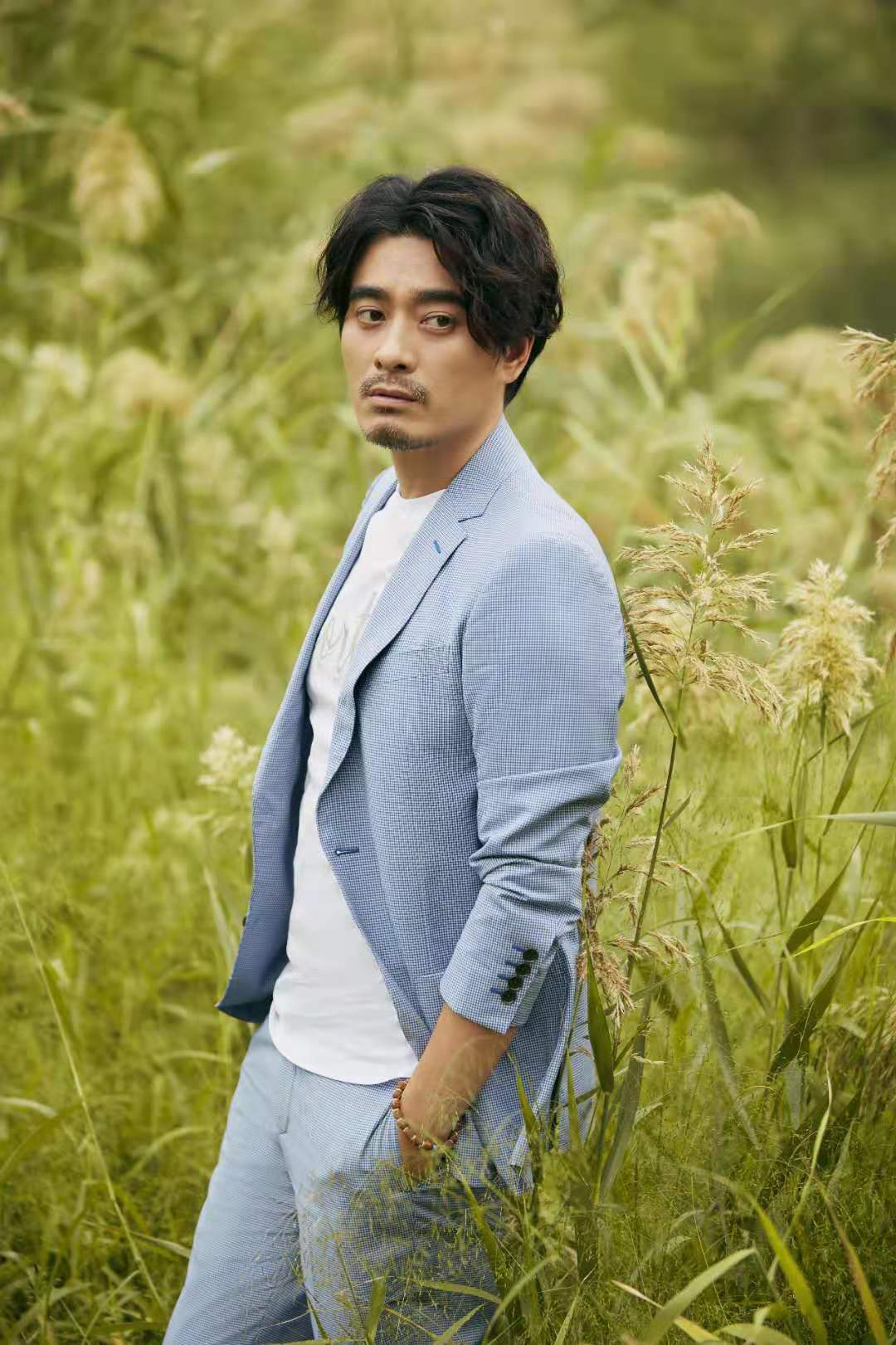 日前,陈龙最新一组写真曝光,片中陈龙身着浅蓝色西装,扣子随意敞开