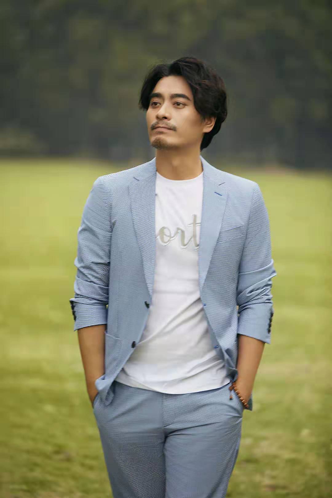 日前,陈龙最新一组写真曝光,片中陈龙身着浅蓝色西装,扣子随意敞开