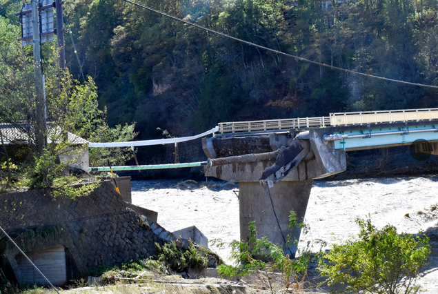 千曲川河流上方的架桥被猛涨的河水冲断 图源：《朝日新闻》