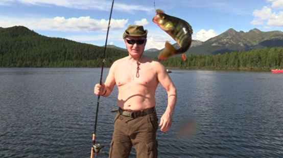 普京在图瓦共和国度假时钓鱼 图自俄新社