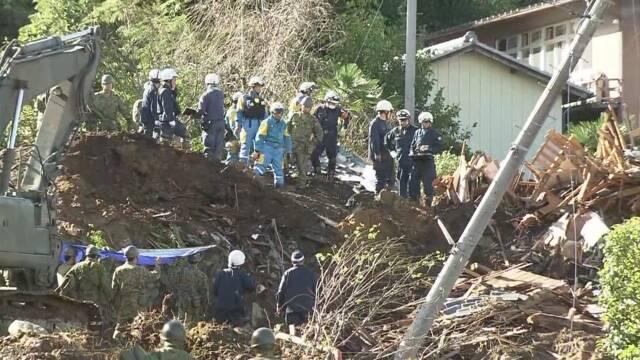 日本救援人员在救助伤者（日本NHK电视台）