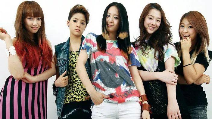 雪莉(右二)系韩国女团f(x)前成员。