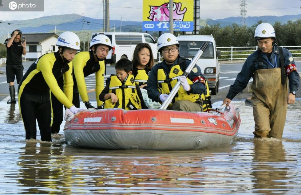 日本福岛，民众通过船只撤离（东方IC）