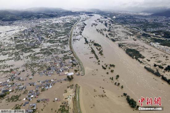 10月13日，航拍日本长野县被洪水围困的住宅区。