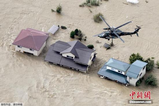 图为航拍台风登陆后，日本长野被河水淹没的居民区。