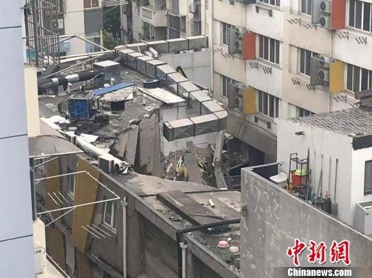 于13日早晨在南京发生坍塌的建筑。 目击居民供图 摄