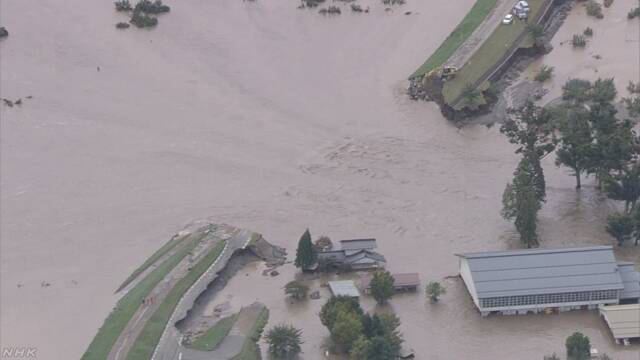 台风导致河流决堤 图源：NHK