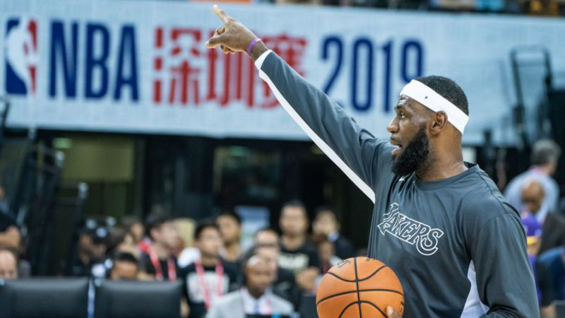(10月12日，詹姆斯代表湖人队参加NBA季前赛(中国赛)。图源：雅虎体育)