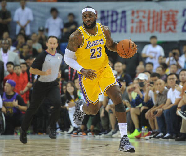 (10月12日，詹姆斯代表湖人队参加NBA季前赛(中国赛)。图源：《纽约邮报》)