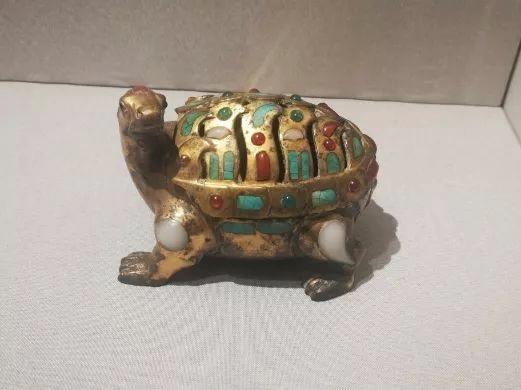 重大博物馆展出的乌龟，被指“把电镀工艺和人造宝石的历史向前推进了两千多年”