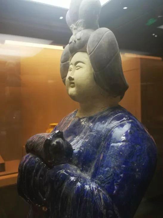 重庆大学博物馆的陶俑展品（局部），被指“这件较大的三彩女俑挂的是现代才有的洋蓝”