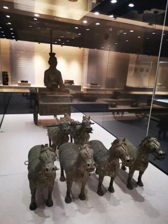 重大博物馆展出的铜车马，被指为“改装版版铜车马，体量硕大，通体错银。”