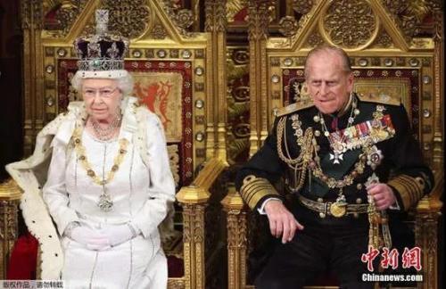 资料图：英女王在菲利普亲王陪同下，主持议会大典并致辞。