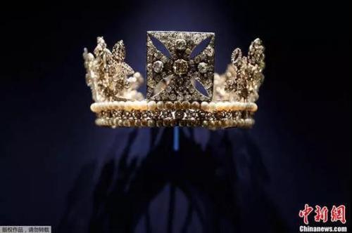 资料图：镶嵌有1333粒钻石的小型王冠。