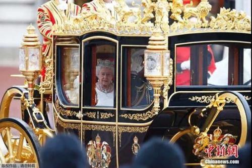 资料图：2014年6月4日，英国女王乘坐全新御用马车参加议会开幕典礼。
