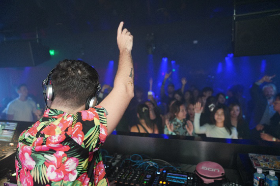 人身份之外,更是一位口红品牌的主理人,他的烈焰唇妆从不畏惧世俗眼光