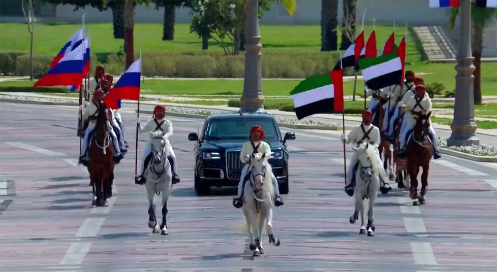 护送普京的骑兵队手持两国国旗（今日俄罗斯新闻网）