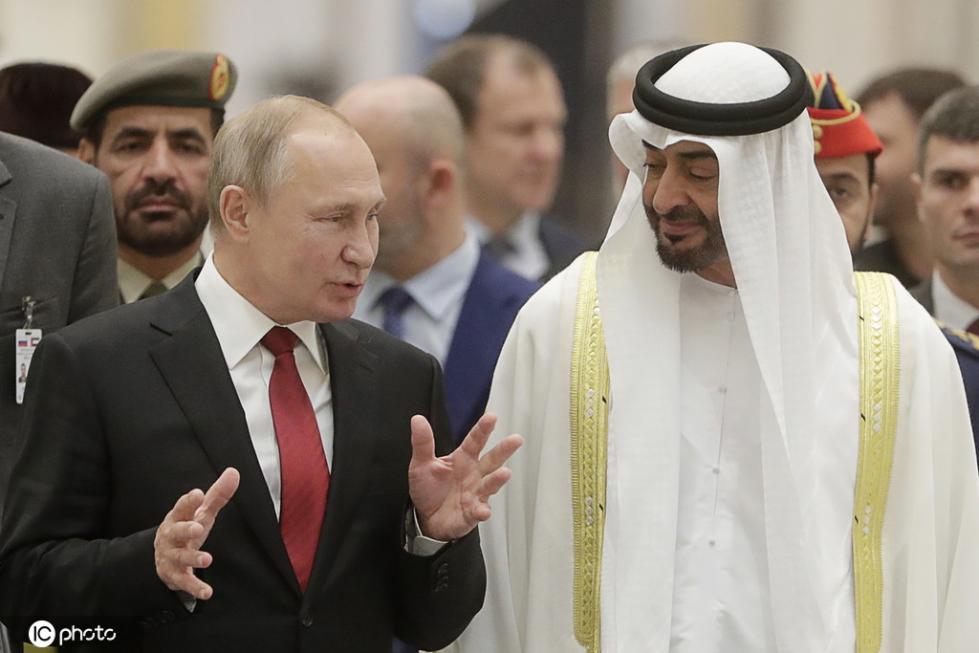 15日，普京与王储穆罕默德在进行交谈（东方IC）