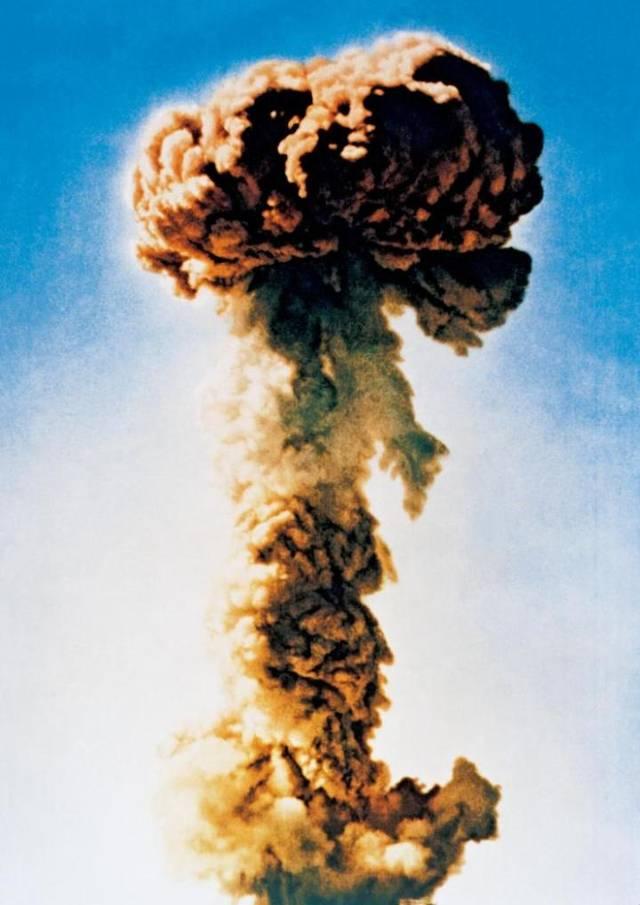 1964年中华人民共和国首次原子弹爆炸成功。