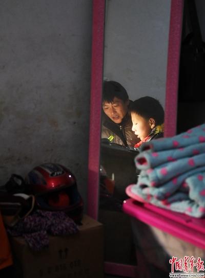 2018年1月11日,安徽省六安市舒城县晓天镇,陪读爸爸指导小孩做作业。