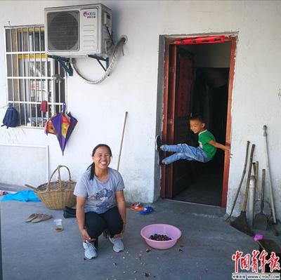 9月22日,安徽省六安市舒城县晓天镇,一名陪读奶奶和孙子在一起。