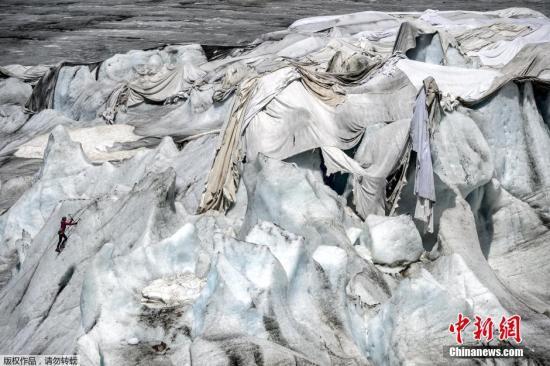 受全球气候变暖影响，瑞士冰川不断消融。为减少冰川融化，瑞士人给冰川盖上了一层隔热材料。