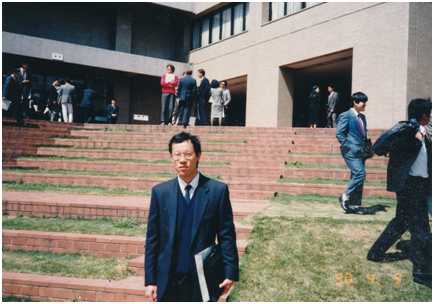 本文作者岳光1990年在日本留学时的留影。