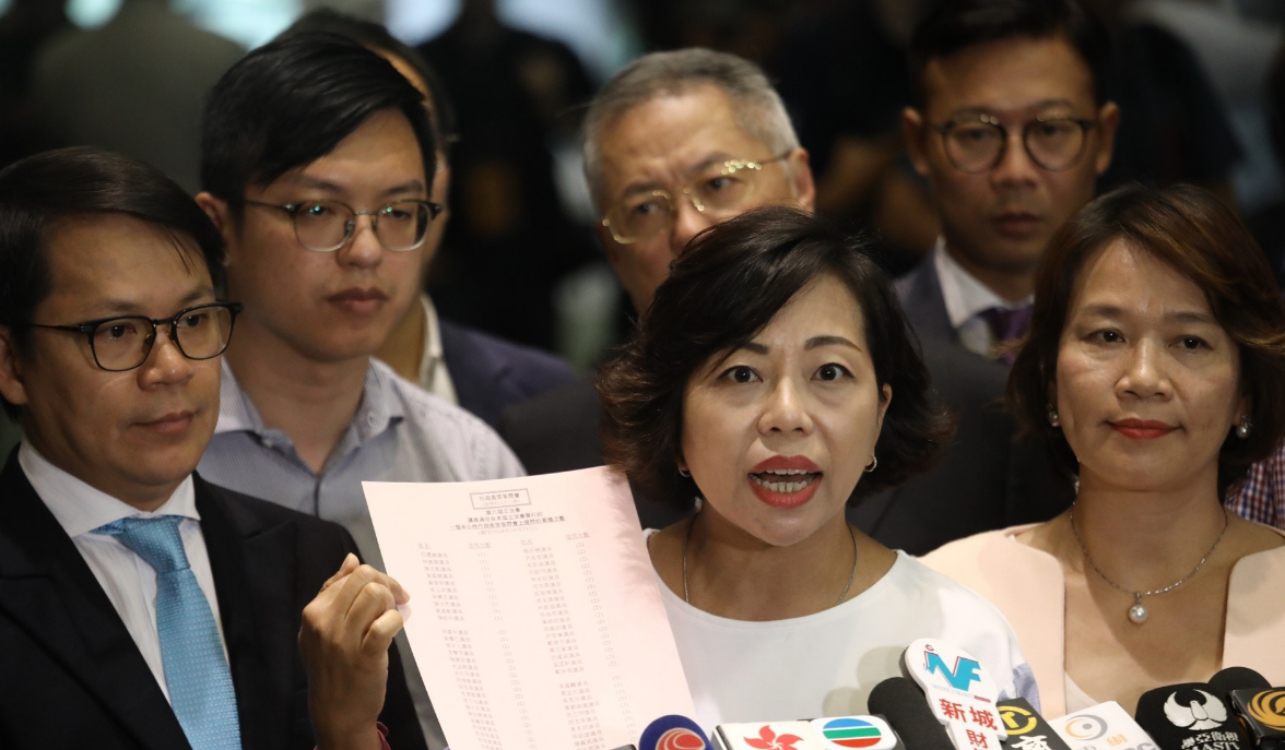 香港建制派立法会议员不满反对派议员的做法(港媒截图)