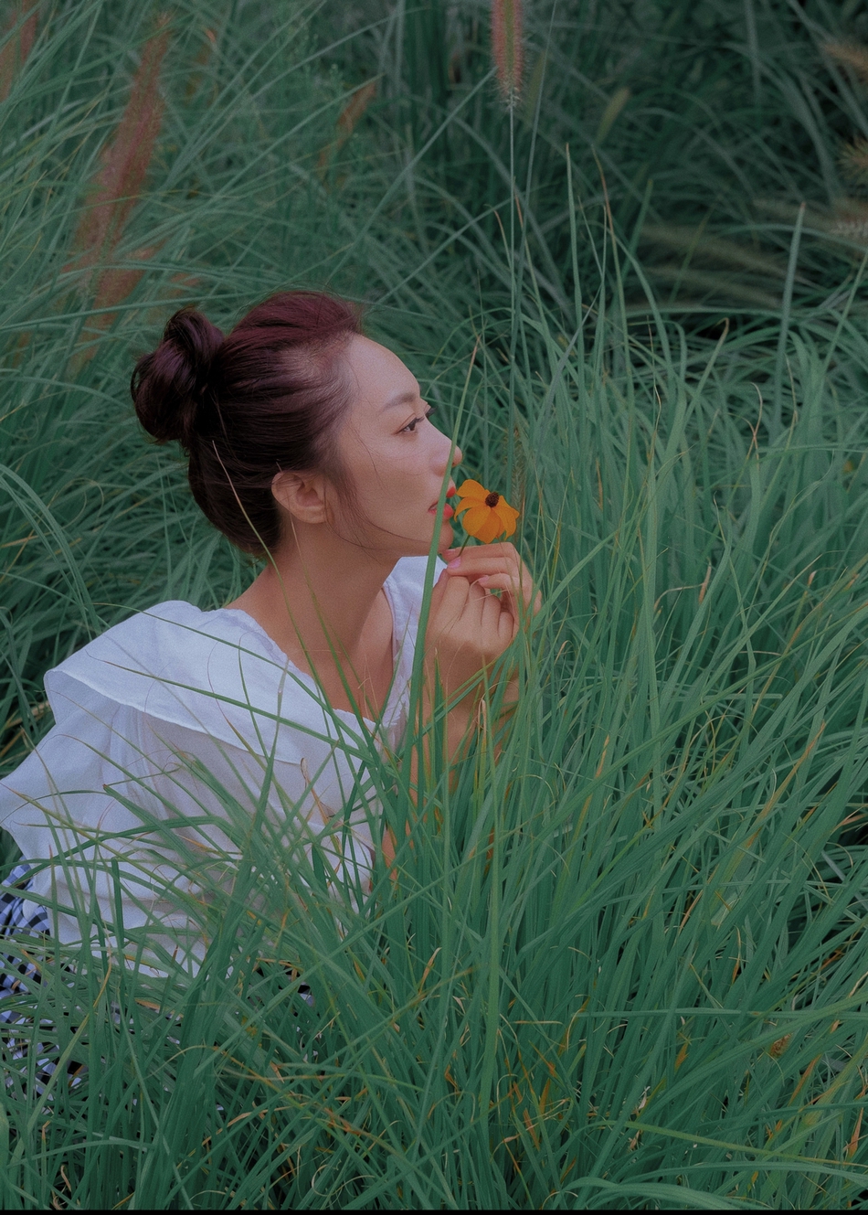 原子飞格子裙出镜文艺丸子头清爽笑容灿烂