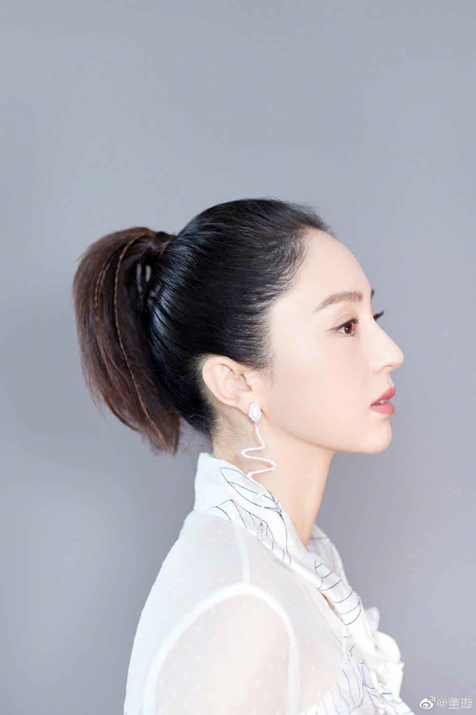 董璇透视纱质短裙露香肩 扎高马尾气质突出蛇形耳坠吸睛