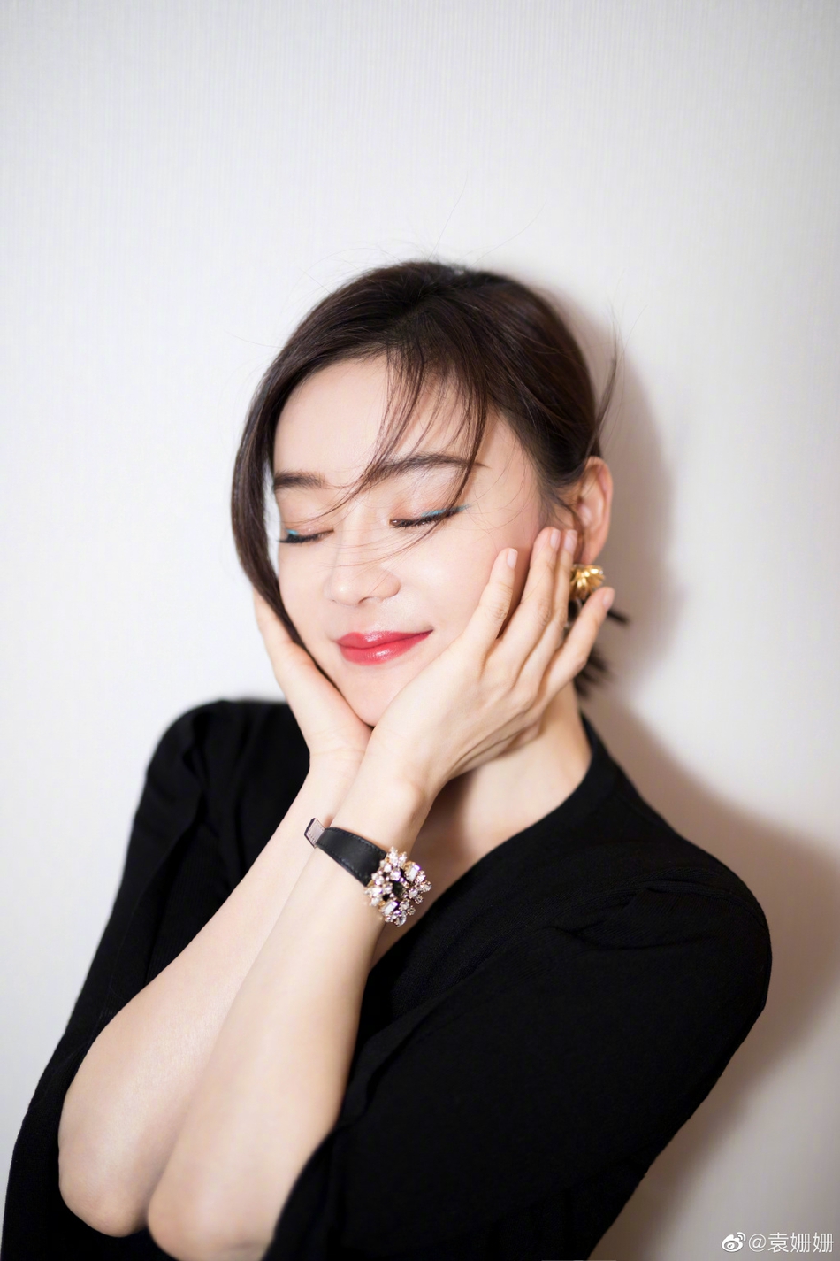 袁姗姗捧脸拍照笑靥如花深v上衣搭配皮裙凸显好身材