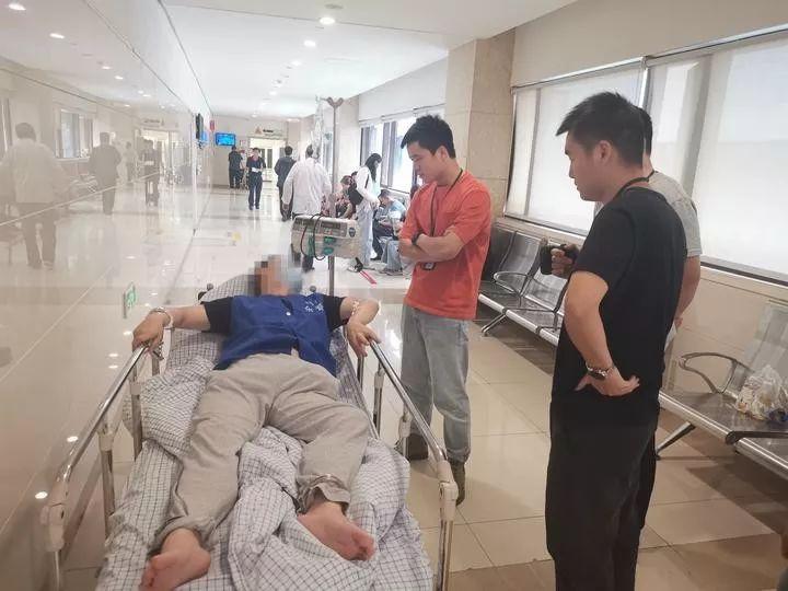 小刘一边伺候汪某,一边了解他的过去。