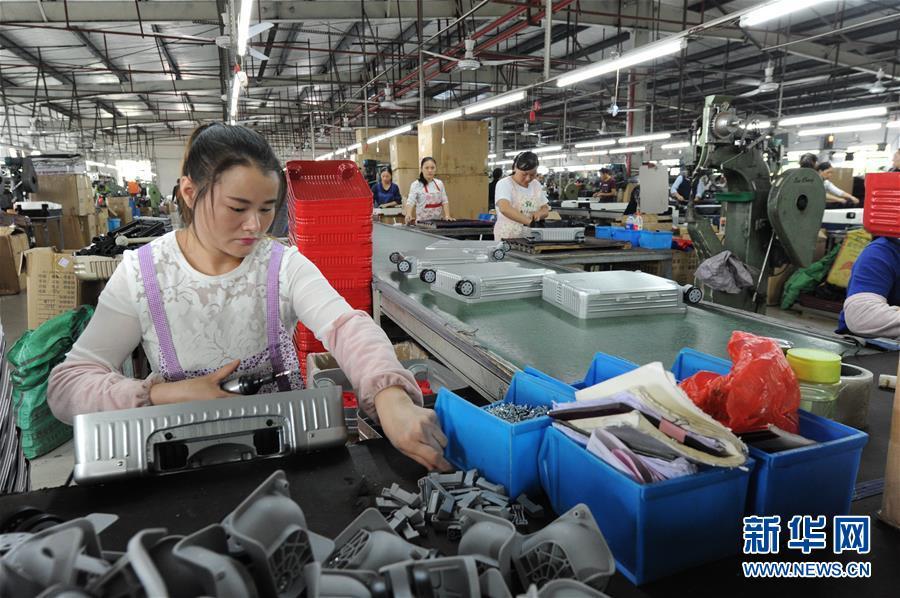 10月17日,工人在江西省新干县城南工业园区一箱包企业生产线上忙碌