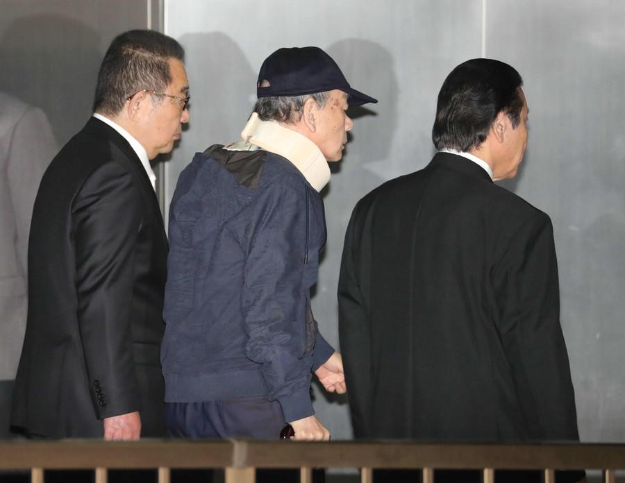 山口组二号头目高山清司(中)从府中刑务所出狱。(日本时事通信社)