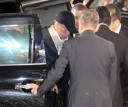 山口组二号头目高山清司(中)从府中刑务所出狱。(日本《产经新闻》)