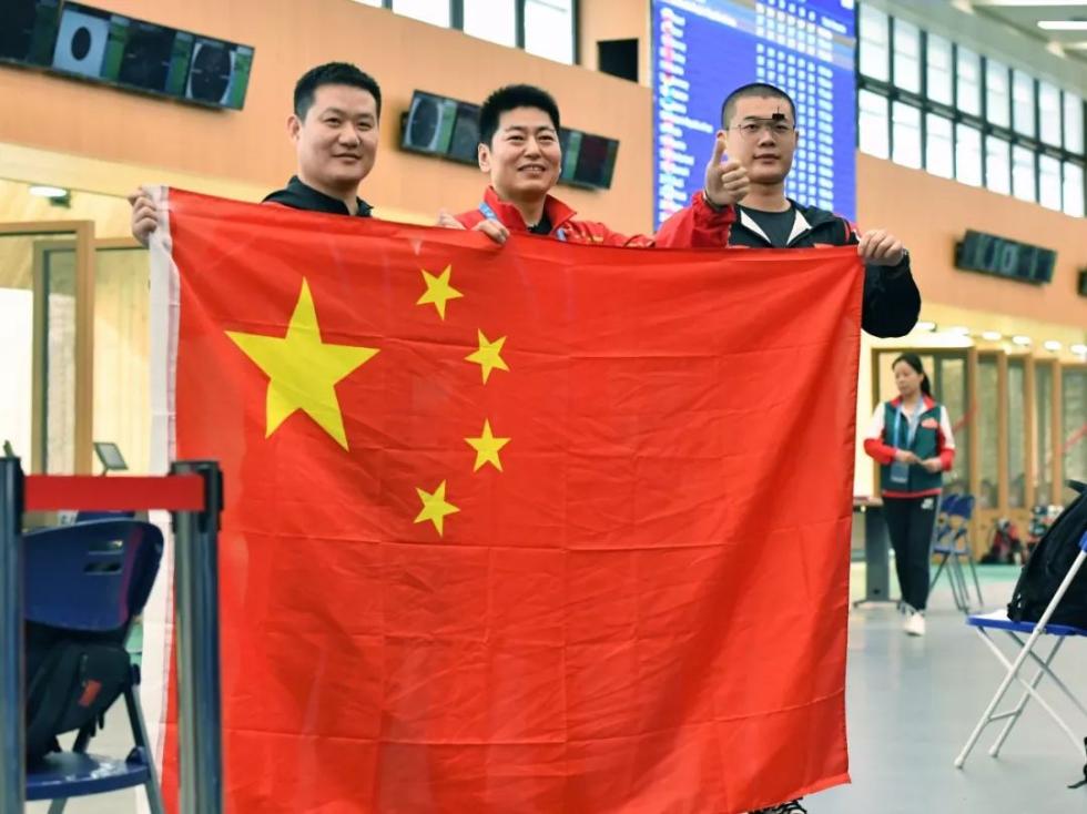 10月19日，中国队选手金泳德（中）、谢振翔（左）、姚兆楠庆祝夺冠。新华社记者 姜克红 摄