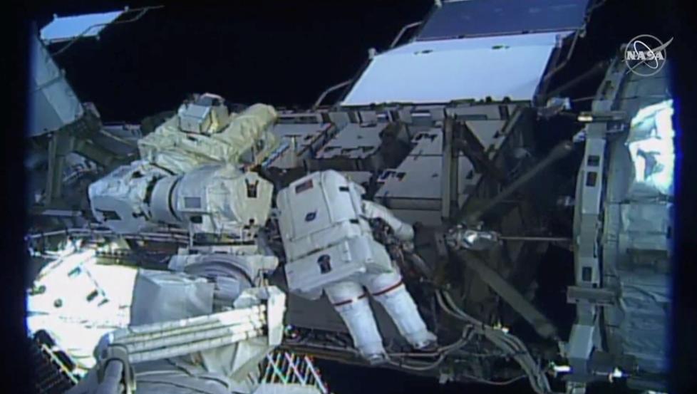 这张视频截图显示，10月18日，美国宇航员杰西卡⋅梅尔(Jessica Meir)在国际空间站外进行太空行走。