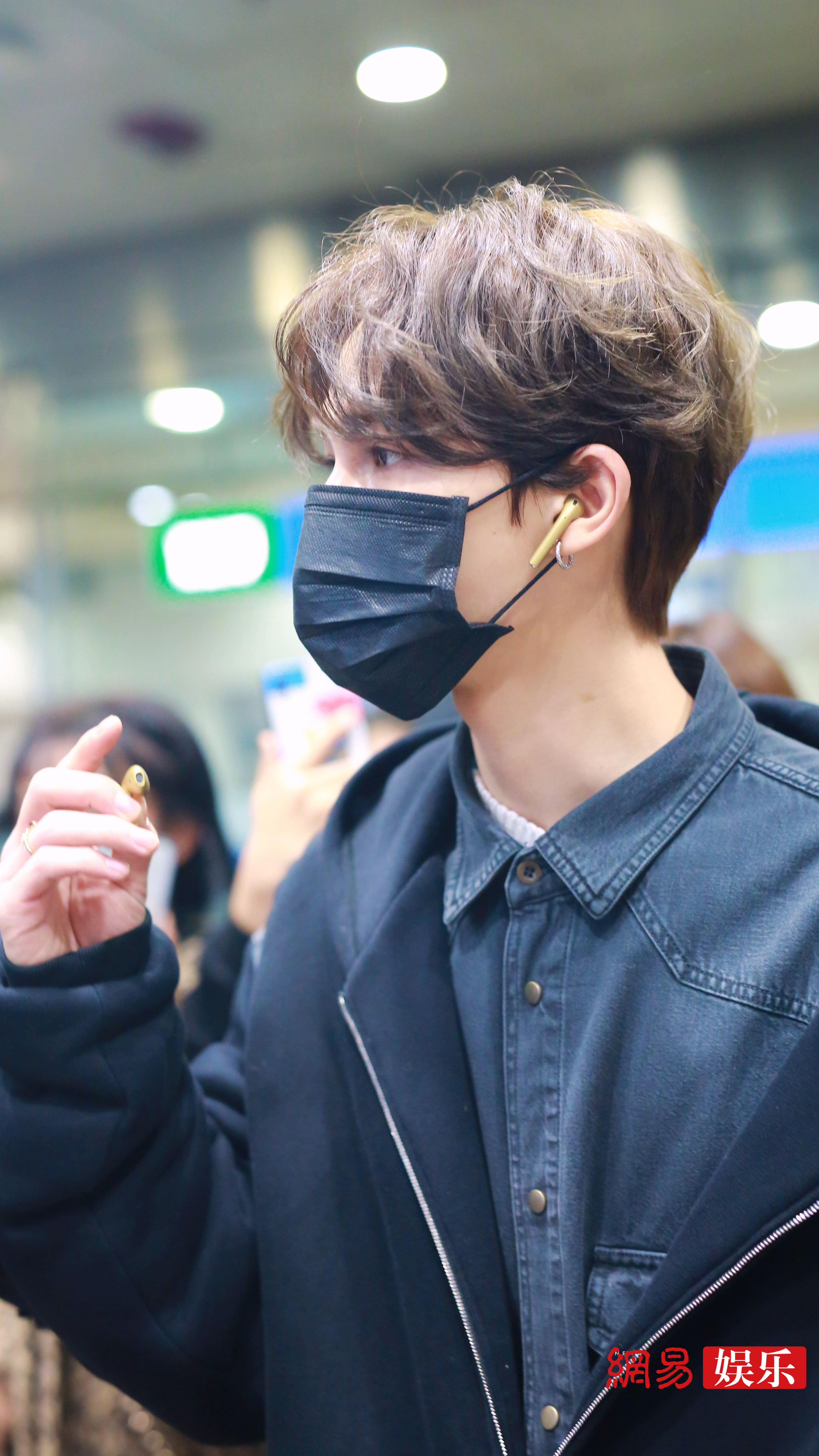 朱正廷全黑look亮相羊毛卷长发随性帅气