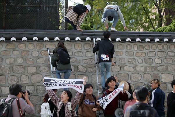 韩国学生翻墙进入美国驻韩大使官邸(图源：《朝鲜日报》)