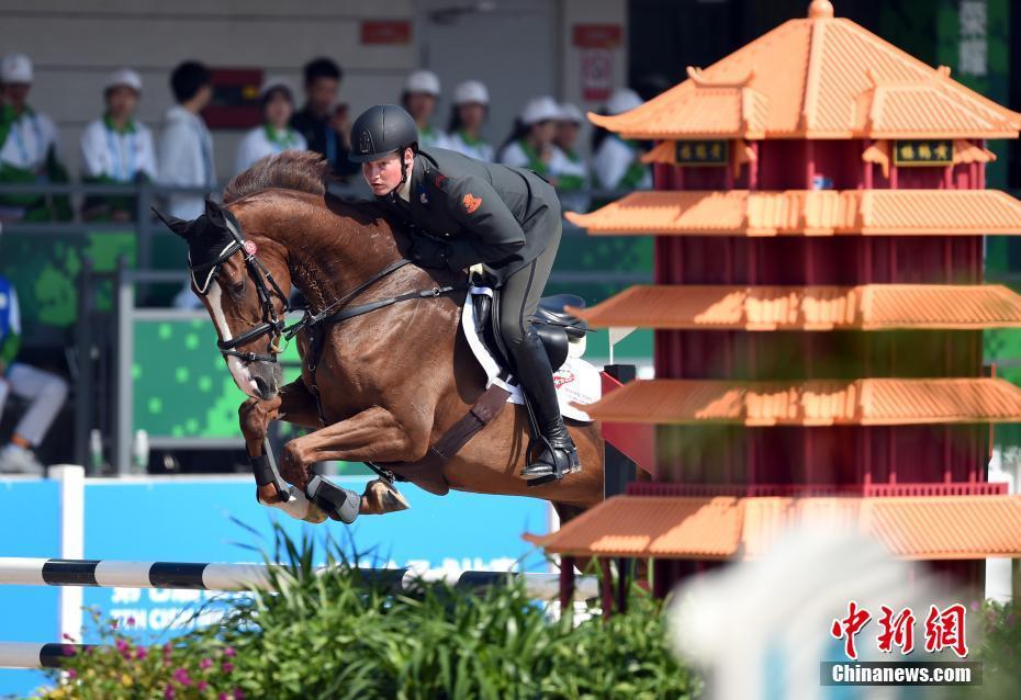 武汉军运会马术场地障碍赛巾帼须眉同场竞技