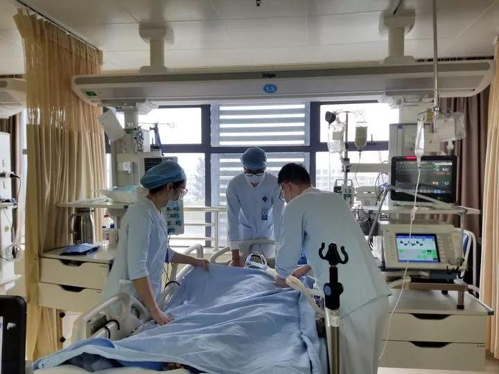 刘伟医生表示，虽然患者的症状有所缓解，但估计以后下地独立行走还是比较困难。