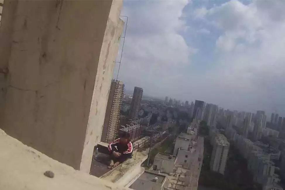 我女朋友跟别人结婚了!如果意外死亡保险会赔吗?