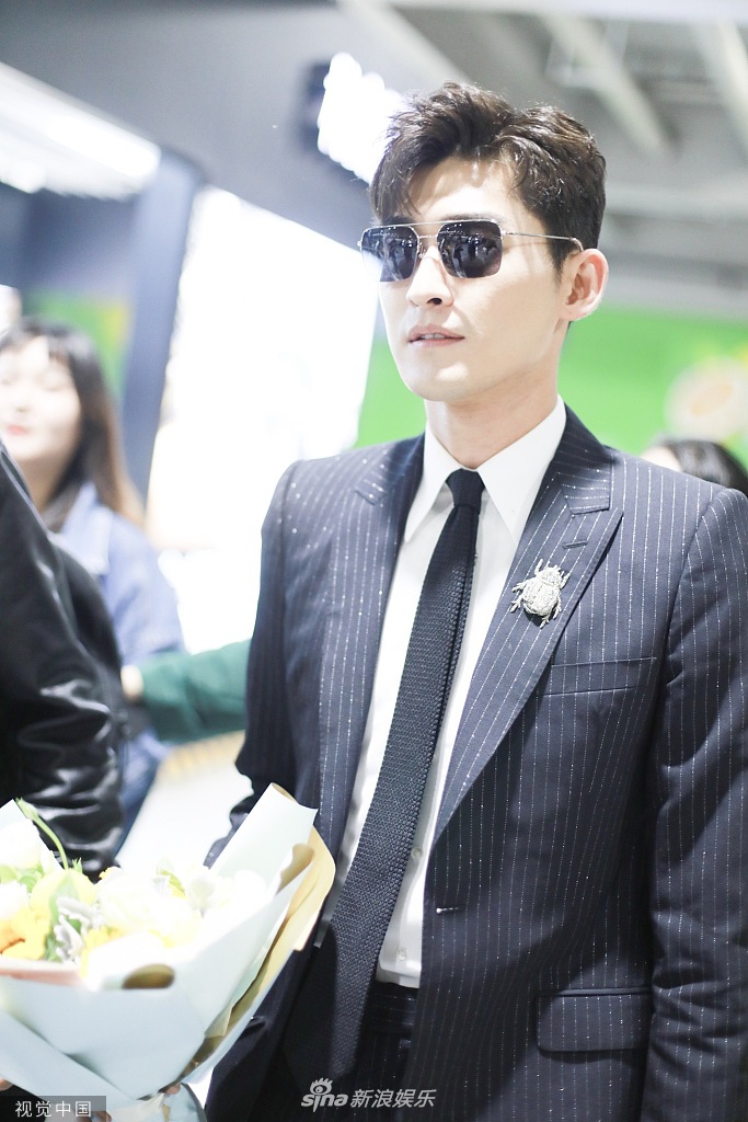 霸总来袭!张翰西装革履赶飞机似商务男 淡定收鲜花