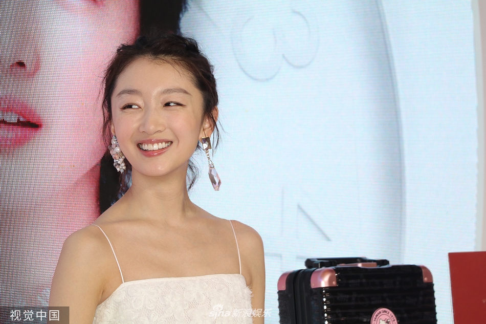 周冬雨戴超大珍珠耳环穿吊带秀美背肤白貌美状态好极了