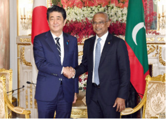 21日，安倍与马尔代夫总统索利赫会面握手 图源：《每日新闻》