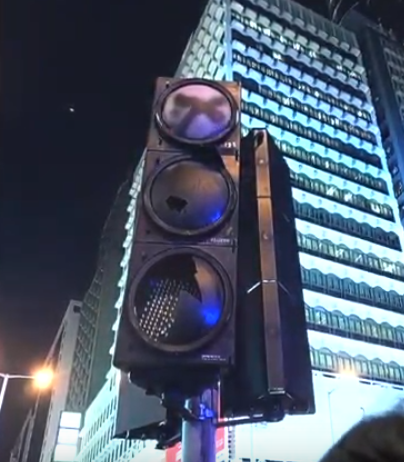 香港警方在记者会上展示被破坏的交通灯画面(港媒截图)