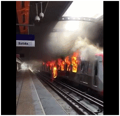 (圣地亚哥地铁被烧毁。图源：推特视频截图)
